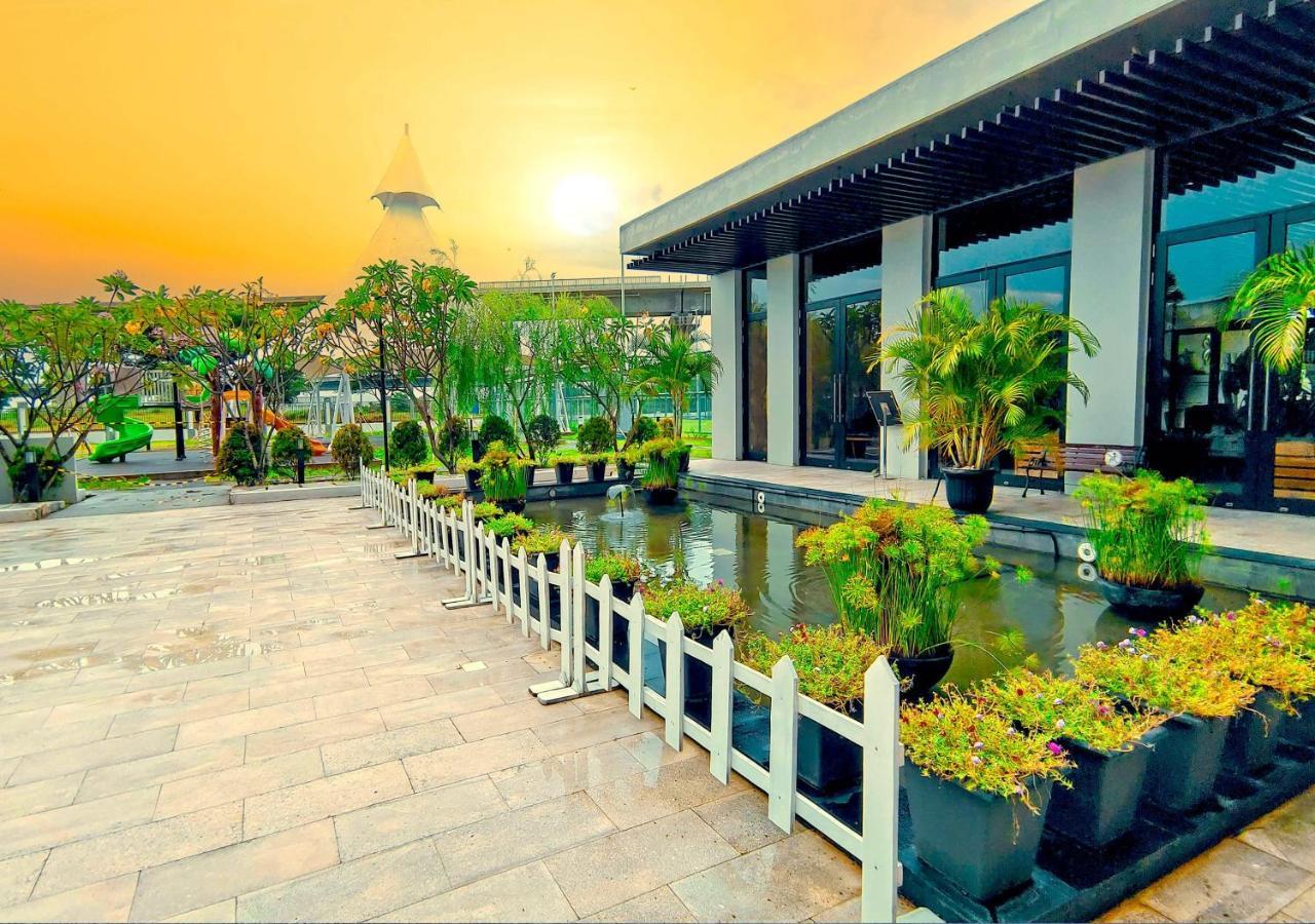 Le Premier Hotel Deltamas Cikarang Exterior photo
